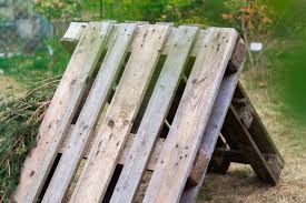 Huhner Im Garten Huhnergehege Huhnerauslauf Gestalten Paletten Diy Ein Versteck Bauen Lillelutt Huhnergehege Huhner Im Garten Huhner Auslauf
