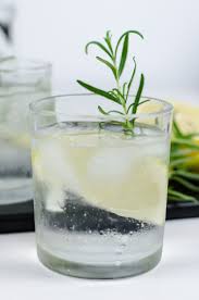 Summer Drink Gin Tonic Mit Zitrone Und Rosmarin Andysparkles De Rosmarin Gin Tonic Rezept Lillet Rezepte