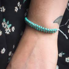 Armband perlenarmband schwarz perlen herz herzen hearts super hübsches armband in armband, perlenarmband, glasperlenarmband, armbänder für kinder. Diy Simples Perlenarmband Selber Machen Knopfkatz Diy Blog Kalender Klimbim Shop