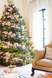 This Year It Seems That Flowers Are A Fantastic Alternative To Typical Christmas Tree Decor Floral Christmas Tree Christmas Tree Flowers Beautiful Christmas