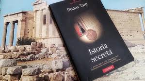 Privită din punctul de vedere al omului actual, pare probabil nebunească, însă un număr extraordinar de mare de. Istoria Secreta De Donna Tartt O Tragedie Greaca Intr Un Roman