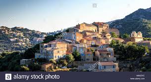 Vue Sur Le Village Perche De Pigna Avec Santa Reparata Di Balagna En Arriere Plan La Balagne Corse France Banque D Images La Balagne Le Village Corse