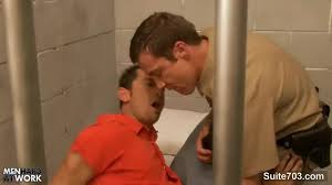 Gays tesudos fodem em trio na prisão