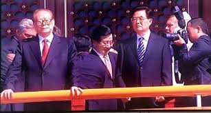 Jul 22, 2013 · 江泽民说，我们都曾见证了世界的风云变幻，经历了中美关系的风风雨雨。 1971年你从巴基斯坦秘密来华访问，1972年你陪同尼克松总统访华，在上海发表了《上海公报》，结束了中美两国的长期隔绝和对抗，打开了两国交往的大门。 åŒ—äº¬å¤§é˜…å…µè§£ç  æ±Ÿæ³½æ°'çš„åœ°ä½ä»ä¸å¯å°è§†