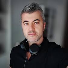 Alejandro Echeverría, investigador: “Es difícil distinguir una IA de un  humano en muchos casos"