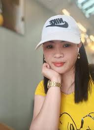 Single mom kuno 🤣🤣🤣 di lang nahiya !!!kawawa asawa niya dito sa pinas  walang ka alam alam may bago na palang baby na pinapa suso🤣🤣🤣 nakakahiya  ka girl 45 kana tapos yung