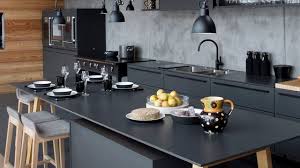 Un contraste bien maîtrisé entre l'ombre et la lumière, la rigueur du noir et la douceur du bois pour. Cuisine Noire Des Photos Deco Pour S Inspirer Cote Maison