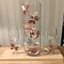 Geldgeschenk Hochzeit Geschenk Weinglaser Mit Vase Schmetterling Aus Geldscheinen Geldgeschenke Hochzeit Hochzeit Geschenk Geld Geldgeschenke Hochzeit Basteln