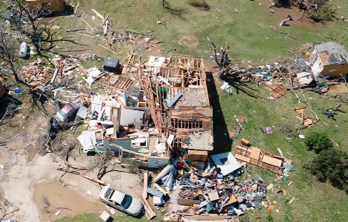 Tornado en Kansas deja cuatro heridos y destruye más de mil edificios | N+ Univision Estados Unidos | Univision