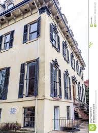 Maison Jaune De Platre Avec Les Volets Noirs Photo Stock Image 66935680 Volets Noirs Maison Jaune Photo En Noir