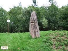 Les Menhirs De Raon Et Des Leches En 2020 Jardins Lieux Insolites Insolite