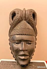 Masque Africain Sculpté Noir avec Détails Rituel, Époque Mi-XXème