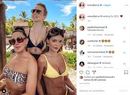 De acordo com a quem, a novidade foi compartilhada por elas nas suas redes sociais, com a publicação de uma foto mostrando um led com a frase: Casalzao Vitoria Strada E Marcella Rica Anunciam Noivado Ofuxico