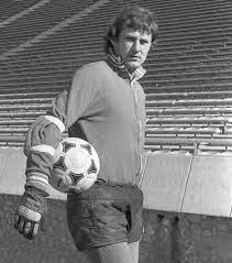 Jan tomaszewski (9 ocak 1948 doğumlu), 1970'lerin eski bir polonya uluslararası futbol kalecisidir. Jan Tomaszewski Czlowiek Ktory Zatrzymal Anglie Konczy 70 Lat Dzieje Pl Historia Polski