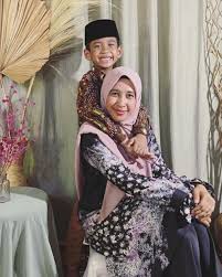 Ustadz abdul somad dan istrinya. 10 Kebersamaan Mantan Istri Uas Mellya Juniarti Dan Anak