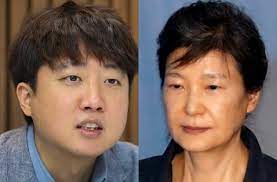 또한 대부분의 영입인사가 이렇게 이루어자며 문재인 대통령이 영입했던 인사들인 고민정, 표창원, 조응천 등도 사실 이렇게 비슷한 절차를 거쳤다. ë‹¹ê¶Œ ë„ì „ ì´ì¤€ì„ì´ ê°ì‚¬í•œ ê·¸ë¶„ì€ ë°•ê·¼í˜œ í•œê²½ë‹·ì»´
