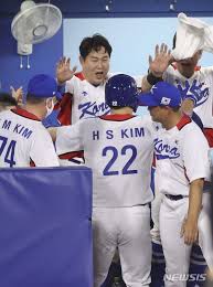 김경문 감독이 지휘하는 한국야구대표팀이 도쿄올림픽에서 정상을 지키진 못했지만 두 대회 연속 입상엔 성공한다는 전망이 나왔다.미국 '베팅프로스'는 23일(한국시간) 현지 3개 도박사의 도쿄올림픽 야구 금메달 배당률 평균을 공개했다 Nzuyiaanqtqsym