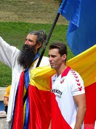 Bărbatul a recurs la gestul extrem duminică, 15 august, în jurul orei 12.00 și a coborât în jurul orei 20.30. Stegarul Dac Trebuie SÄƒ Fii Prost Ca SÄƒ Inchizi Antena 3 Dcnews