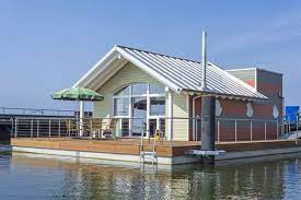 Eine der landschaftlich schönsten inseln nach einer hoffentlich angenehmen anreise sagen wir ihnen ein herzliches willkommen im haus. Schwimmendes Haus Hiddensee 2 Zimmer Ferienwohnung Wiek Rugen Ostsee Reisen De