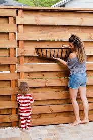 Diy Horizontaler Lamellenzaun Diy Horizontaler Lattenzaun Und Hinterhof Makeover Erstellen Hinterhof Neu Gestalten Hinterhof Privatsphare Zaun Selbstgemacht