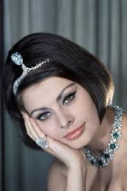 La fotografia cattura un incontro storico tra due giganti della letteratura  russa: Leone Tolstoj e Anton Cechov, in un incontro del 1901 a Crimea.  L'immagine simboleggia il dialogo tra due visioni letterarie