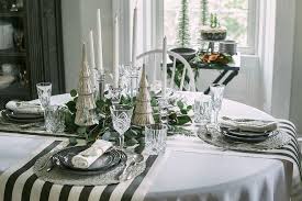 Black And White Christmas Table Decorations 2018 Christmas Decorating Ideas Home Bunch Interior Design Ideas In 2020 Christmas Decorations Christmas Table Decorations Christmas Table Settings