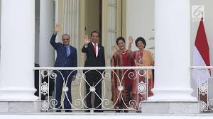 Anwar ibrahim pernah bangkitkan isu kekayaan anak mahathir pada 2012 seteru politik tun dr mahathir, datuk seri anwar ibrahim pernah bangkit mendedahkan. Senangnya Mahathir Ke Istana Bogor Disambut Luar Biasa Dan Disalami Anak Anak News Liputan6 Com