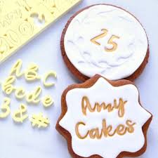 Biscuits Sables Avec Glacage Royal Et Messages Age En Peinture Alimentaire Grace Au Sweet Stamp Cookies Et Biscuits Biscuits De Glacage Royal Glacage Royal