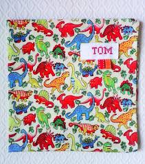 Une sélection de torchons de cuisine & de serviettes de table by ruedeladeco.com pour une cuisine tendance & une table déco ! Serviette De Table Enfant No8 Personnalisable Tissu De Coton Petits Dinausores Multicolores Ecole Et Loisirs Serviette De Table Table Enfant Dinausore