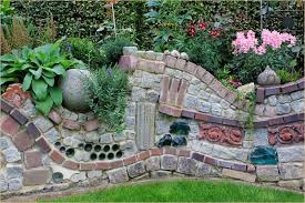 Werfen sie die glasflaschen nicht weg. 15 Modest Deko Ideen Mit Steinen Im Garten Ruinenmauer Gartenmauern Mauerziegel