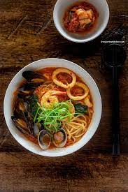 Meskipun sering dikatakan sebagai orang rumahan, tapi jika menyangkut masalah resep masakan, sudah jadi keahlian. Jjamppong Korean Spicy Seafood Noodle Soup My Korean Kitchen