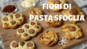 La pasta alla carrettiera conosce diverse versioni, viene proposta anche nella cucina romana e in varianti più recenti con aggiunta, ad esempio, di funghi e tonno. Fiori Di Pasta Sfoglia Ricetta Facile Una Favola In Cucina Videoricette