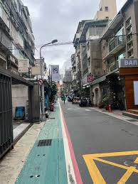 1984年我在五條通的酒廊當少爺，呃～就是端盤子辣！剛開始的時候覺的還蠻有趣，很多形形色色的人會來光顧，一坐好幾個鐘頭不走，也許是小姐長的美加上整間店的裝潢也蠻不錯的，所以常常高朋滿座，還記得每天傍晚騎車從長安東路左轉林森北路，第一條巷子口是梅子餐廳，然後  ...