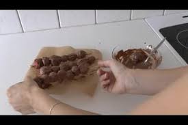 Mit nur drei zutaten und ebenso wenigen handgriffen sind die kleinen partyhäppchen fertig. Video Schokofruchte Selber Machen So Geht S