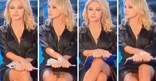 Submitted 1 year ago by mihaif7meme team. Paola Ferrari Animatrice Italienne Pour L Euro 2020 Fait Le Buzz En Plein Direct Elle Ne Portait Visiblement Pas De Culotte Video