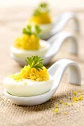 Oeufs De Caille Mimosa Un Amuse Bouche Simple Mais Delicieux Recette Oeufs De Caille Recette Apero Oeuf Recette Oeuf