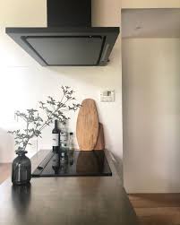 mie on instagram キッチンパネルのお話 地味なのであまり紹介したことは ないのですが アイカのセラール マットホワイトです 掃除のしやすさを重視して採用しました つなぎ目が出てしまうので レンジフードの下辺に合わせて カッ リビング キッチン