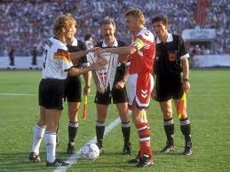 Após reanimação cardiorrespiratória, ele foi retirado de campo e o jogo foi temporariamente suspenso. Denmark 2 Germany 0 In 1992 In Gothenburg Captains And Officials Before Kick Off In The European Championship Final Futebol Dinamarca Selecao Dinamarca