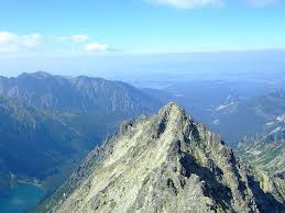 Jego północny wierzchołek (2499 m n.p.m.), przez który przebiega. Rysy Najwyzszy Szczyt Polski Najlepsze Atrakcje Polski Noclegi Restauracje W Poblizu