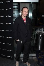 Heath ledger nació el 4 de abril de 1979, en perth, australia occidental, hijo de sally ledger bell, una maestra de francés, y kim ledger, un automovilista e ingeniero, cuya familia estableció y dirigió la compañía ledger engineering foundry. Heath Ledger Microsoft Store