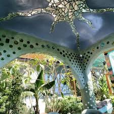 Google Image Result For Http Www Taosskivalley Com Uploads Gfx Earthships Jpg Avec Images Maison Ecologique Maison Ecolo Maisons Naturelles