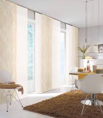 Goldener Flachenvorhang Im Esszimmer Vielfaltige Plissees Bezaubernde Flachenvorhange Liebevolle Jalousien Flachenvorhang Jalousien Vorhange Wohnzimmer