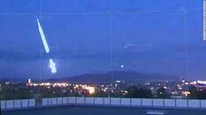 An unusually large meteor briefly lit up southern norway on sunday, creating a spectacular sound and light display as it rumbled across the sky, and a bit of it may have hit earth, possibly not far from the capital, oslo, experts said. 1qjp Dpuk Vtm