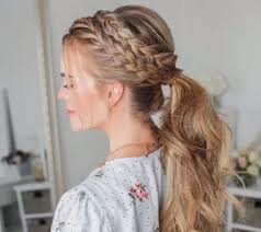 Empuje todo el pelo detrás de sus hombros. De 50 Peinados Con Trenzas Primavera Verano 2021