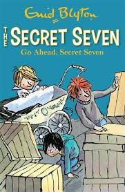 Tentu saja baju couple best friend lengan panjang meman Enid Blyton Reading Mile