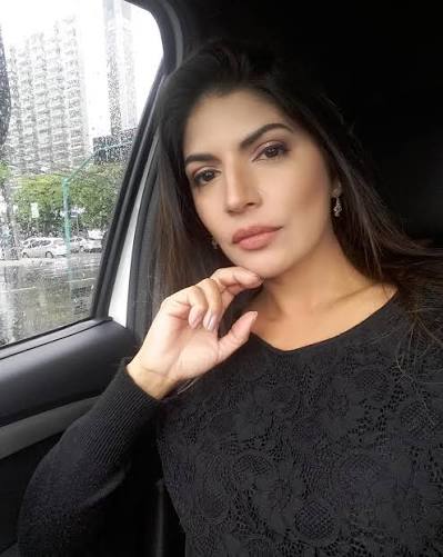 Record - 🎼🌧 Chove lá fora... 🌧🎼 Um registro da repórter Adriana Oliveira  durante os bastidores do #JornalismoRecord. #RecordTVRio | Facebook