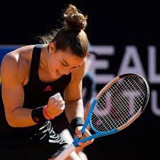 Για να βρίσκεται στο επίπεδο του τένις που είναι σήμερα, αυτό είναι κάτι μάλλον επιβεβλημένο ώστε να μπορεί να αποδίδει τη. Maria Sakkarh Ta Programmata Poy Akoloy8ei Sto Spiti Gia