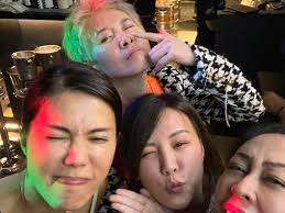 Its a crazeeeeee night...retro songs..bumping into other " young friends "  ....most importantly....i have my good old buds.... 27 years...OMG! * IM  STILL YOUNG OK! 😎 luv yall always 💛💜💙💚🧡❤️ #friendshipforever  #weareyoung #