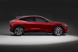 It looks like an afterthought, hastily applied on the dash. Ford Mustang Mach E Spezifikationen Fotos 2020 2021 Autoevolution In Deutscher Sprache