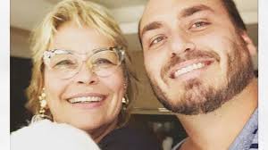 RJ: 20 anos após 'boicote', Carlos Bolsonaro disputa com mãe vaga na Câmara 